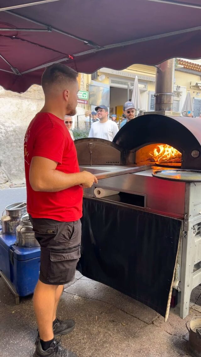 The appetite for Socca is endless at the Provençal market in Antibes! This is one of the few remaining wood-fired ovens used to produce this chickpea pancake, which is finished with black pepper and eaten burning hot. 
.
.
.
#antibesfrance #farmersmarket #streetfood #socca #chickpea #pancake #merenda #marchecouvert
