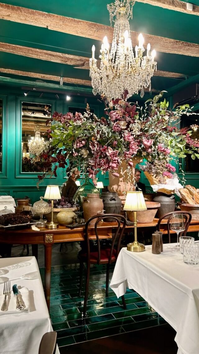 What an honor to have been among the first customers at @lebistrotdejan.nice, the more casual offshoot of @restaurant_jan! As always, @janhendrikvanderwesthuizen has pulled out all the stops to create an extraordinary dining experience, whether you drop in for a quick lunch or gather here for a festive dinner. 
My friend @kalicebrun and I feasted on oysters with citrusy sabayon, clams in herb sauce with grapefruit, and bergamot ceviche, before tucking into chicken pie in a delicate puff pastry and a gargantuan rib of beef (I couldn’t resist gnawing on the bone!).
We finished on a high note with three desserts between the two of us: South African malva pudding, chocolate-crusted choux pastry with rooibos crème anglaise, and a perfect tarte Tatin. 
Throughout our meal, Jan checked in often with every table, showing the attention to detail for which he is renowned. We can’t wait to return and try “le plat de mémé”, a family-style sharing dish that will change often! 
.
.
.
#nicefrance #ilovenice #nicecotedazur #frenchriviera #frenchcooking #bistro #frenchbistro #southafricanfood #portdenice #bestrestaurants